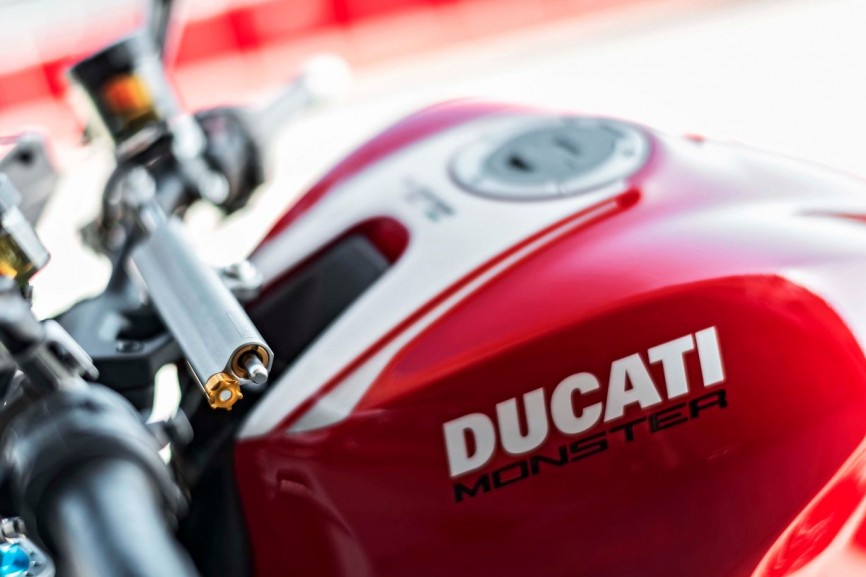 2016-Ducati-Monster-1200-R-still-21