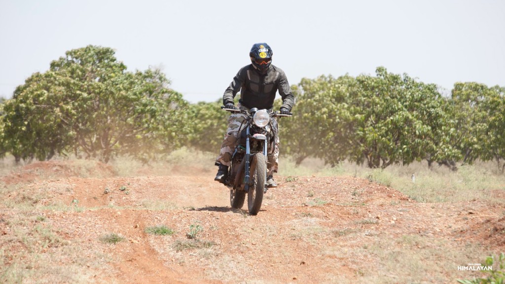 first-royal-enfield-himalayan-official-videos-and-photos-arrives-february-2-video-photo-gallery_10
