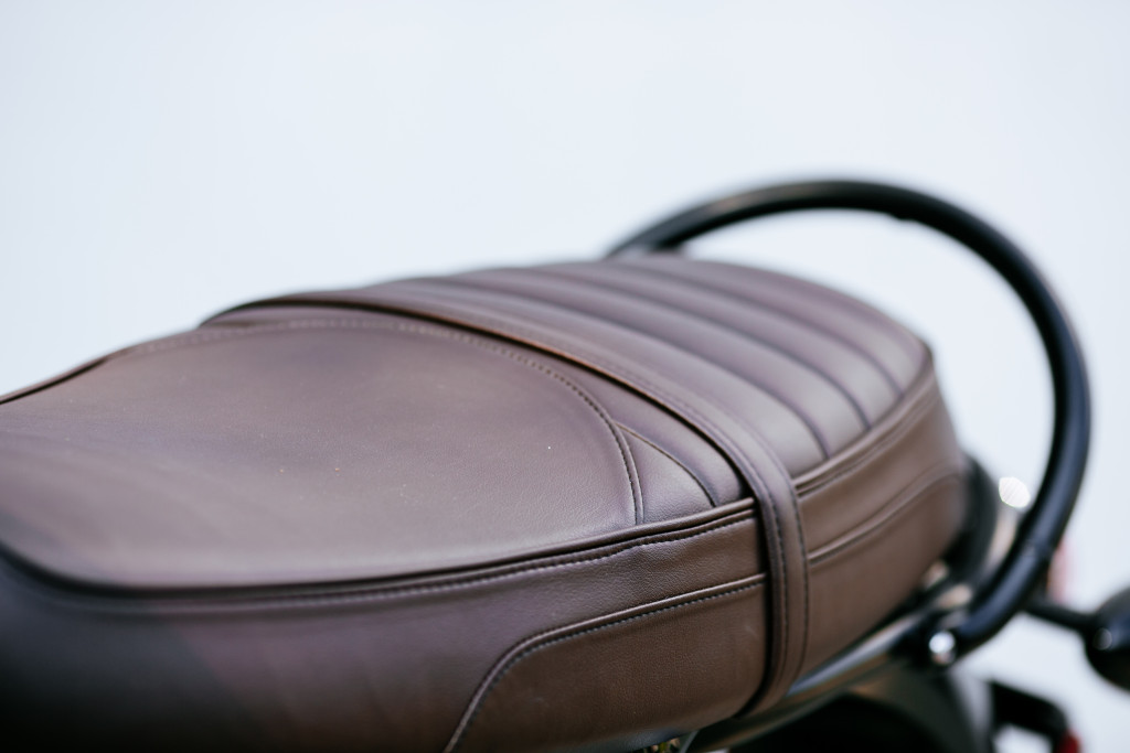 The only thing differentiating the T120 and the T120 Black are the all-black details and this brown seat. 