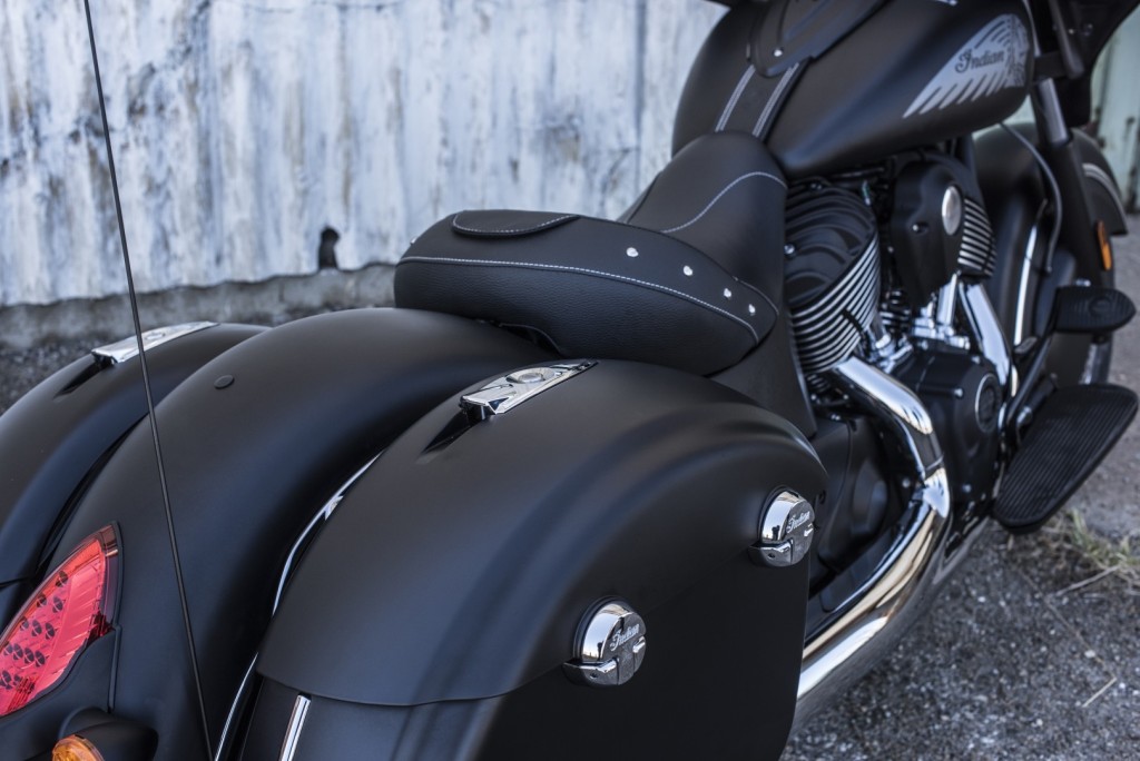 2016-indian-chieftain-dark-horse-is-a-neat-bagger-could-have-been-darker_26