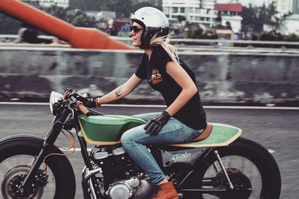 Mia riding a tricked-out custom Suzuki GSX400 in Indonesia recently (Photo credit: @varitamarezky).