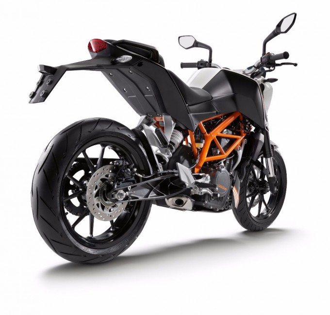 2014-KTM-390Duke-ABS4