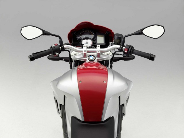 07-2011-BMW-F800R-007