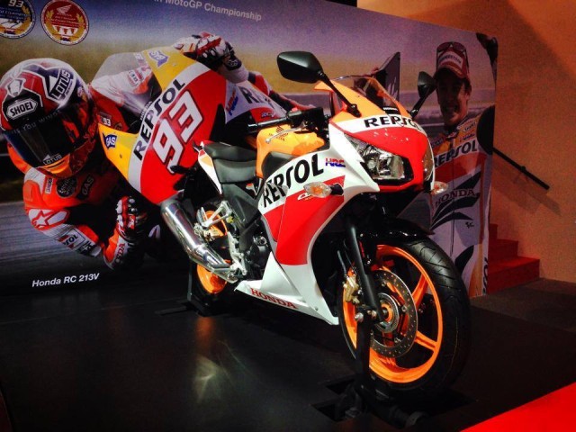2014-Honda-CBR300R-Thailand-003