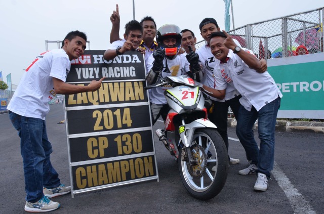 Zaqhwan Zaidi celebrating his CP130 title with his team in Jempol