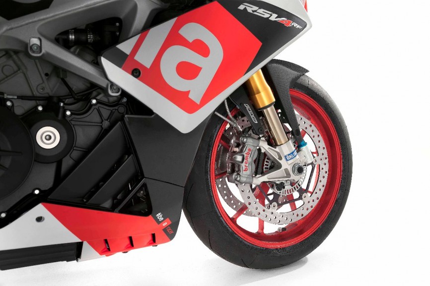 2015-Aprilia-RSV4-RF-01