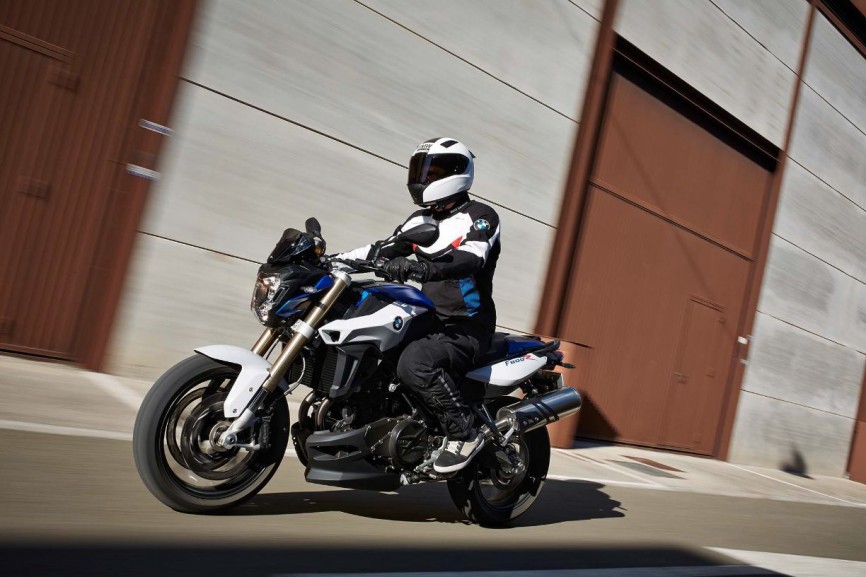 2015-BMW-F800R-action-16