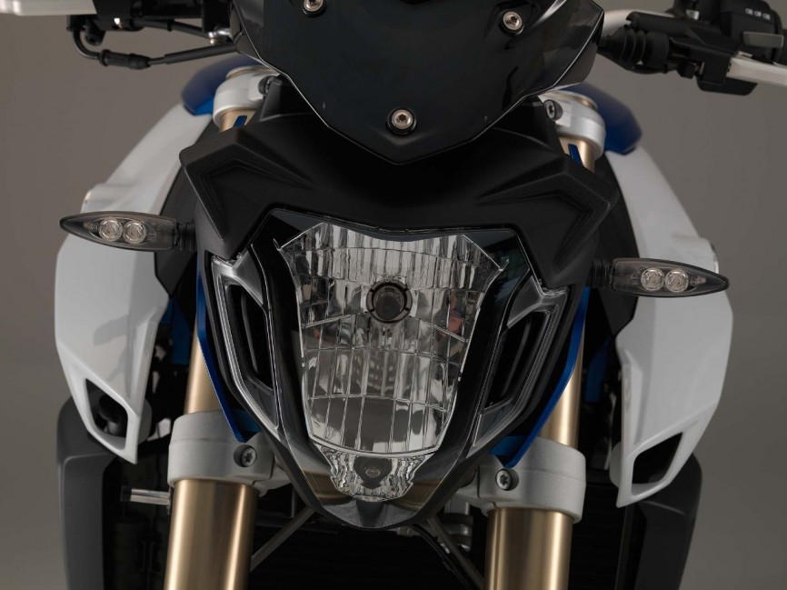 2015-BMW-F800R-studio-09