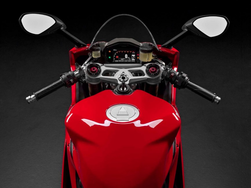 2015-Ducati-1299-Panigale-01