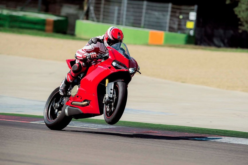 2015-Ducati-1299-Panigale-S-07