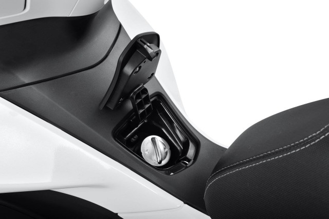 2015-Honda-PCX-150-010