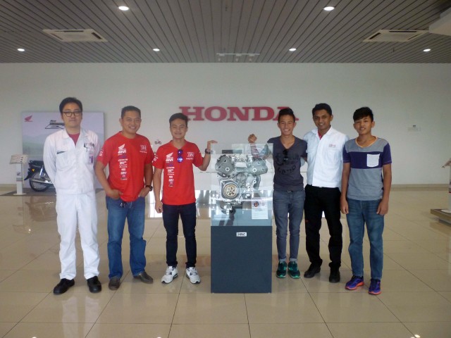 Zaqhwan Zaidi third from left, Khairul Idham Pawi third from right and Zulhelmi Ahmad second from right
