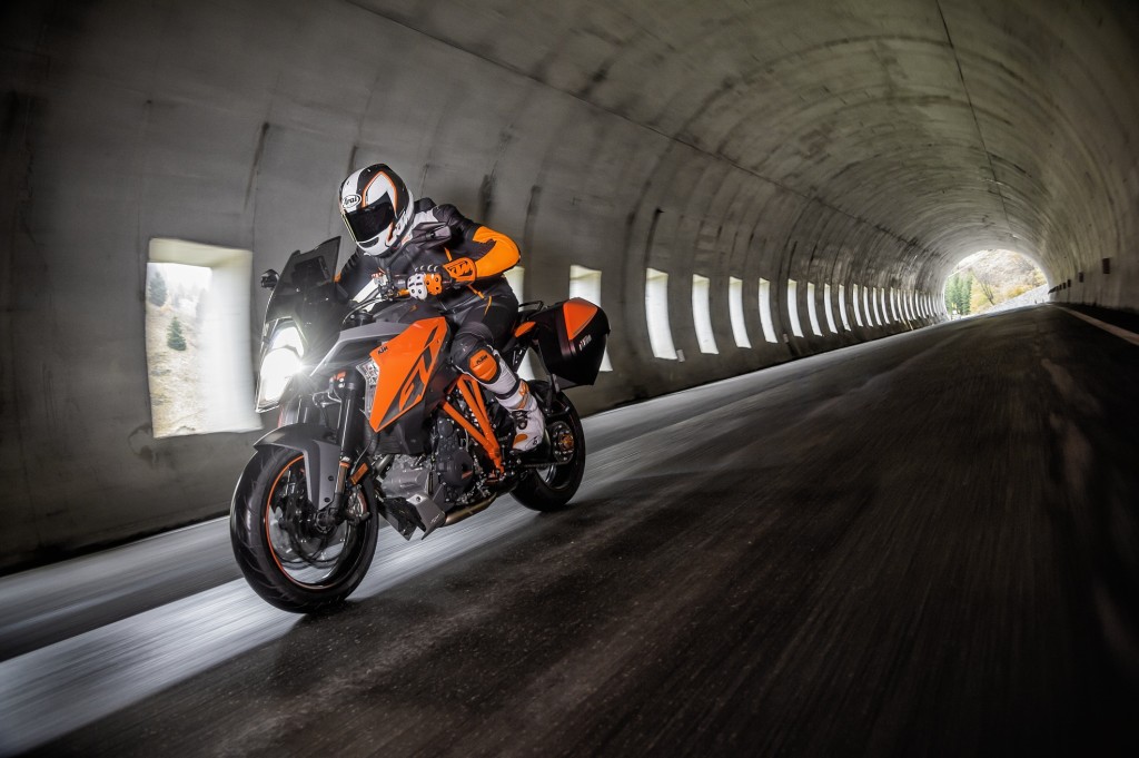 1290 SUPER DUKE GT_Action_02