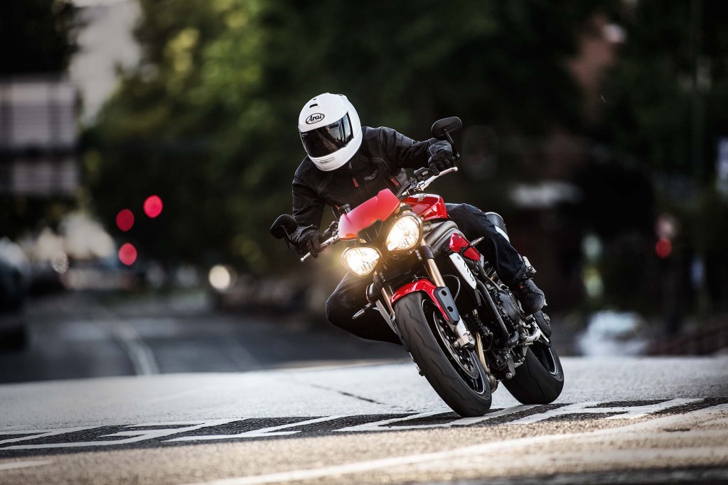 2016-Triumph-Speed-Triple-02