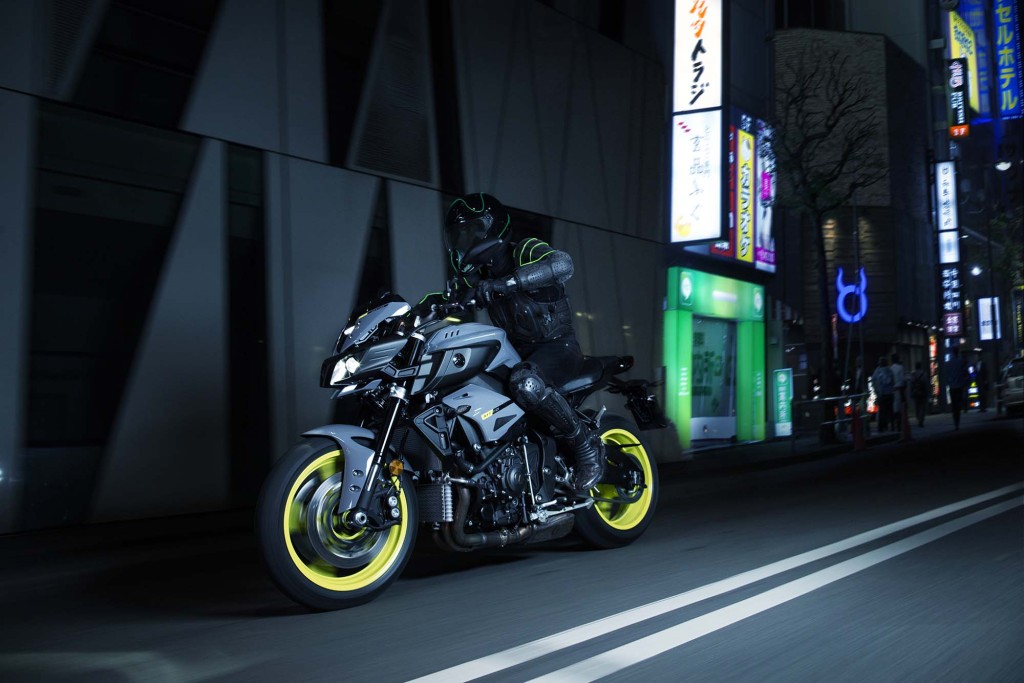 2016-Yamaha-MT-10-action-08