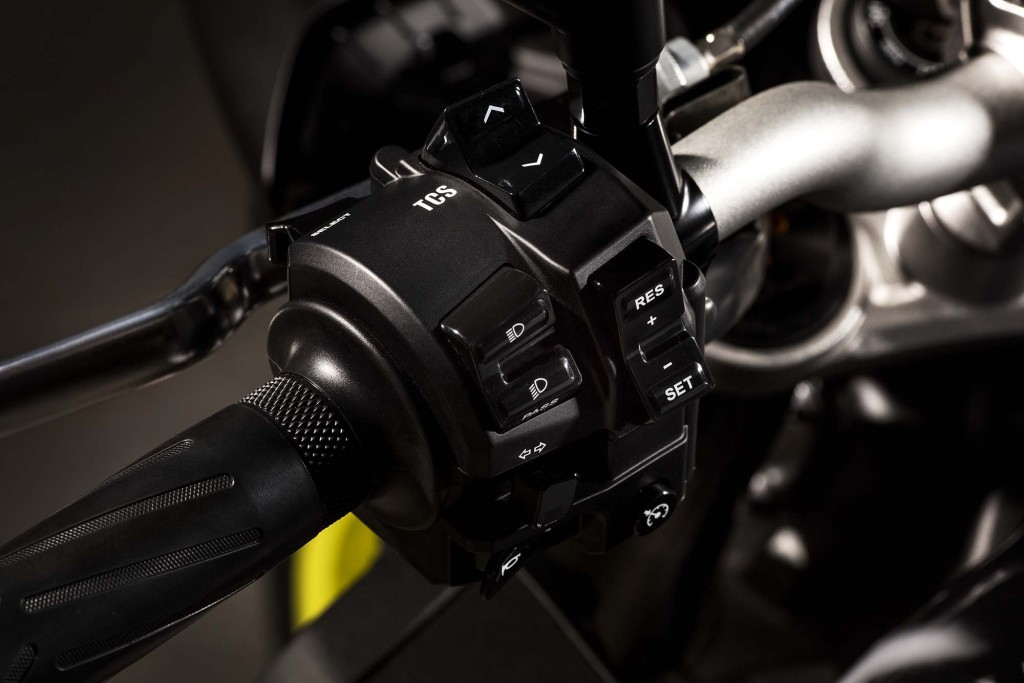 2016-Yamaha-MT-10-details-02