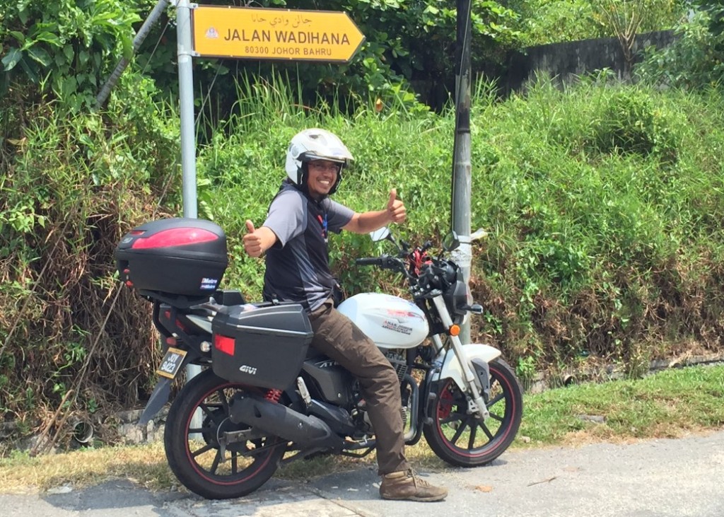 kg halaman di johor sewaktu menguji motor demak