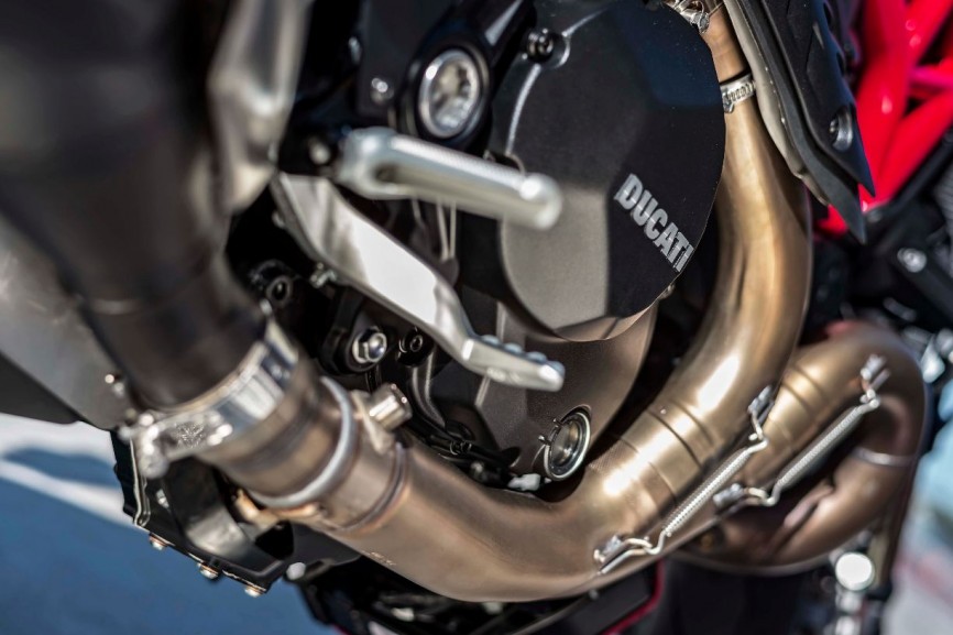 2016-Ducati-Monster-1200-R-still-11