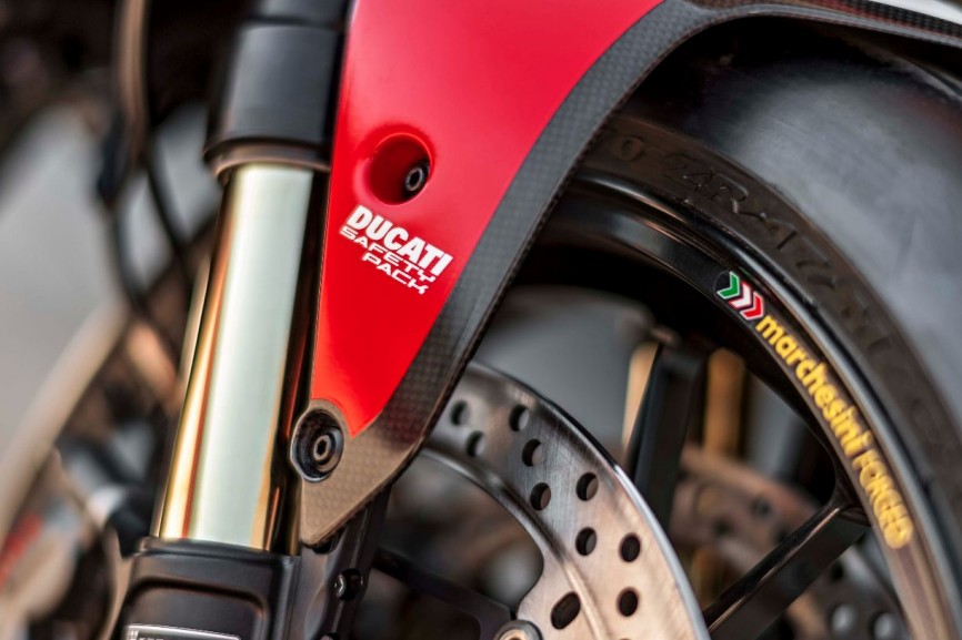 2016-Ducati-Monster-1200-R-still-19