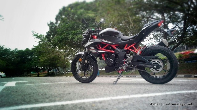 2014-Kawasaki-Z250SL-002