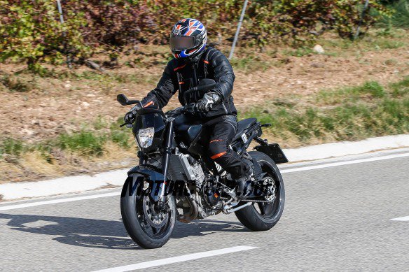 021916-spy-photos-2017-ktm-890-duke-03-584x389