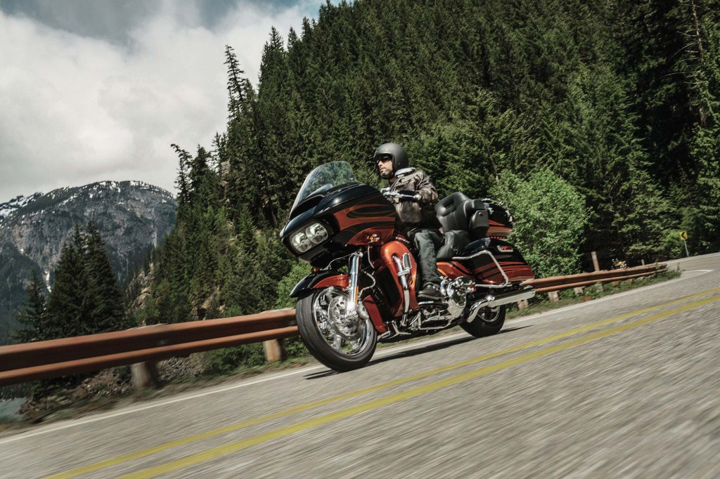 2015-Harley-Davidson-FLTRUSE-CVO-RoadGlideUltra1
