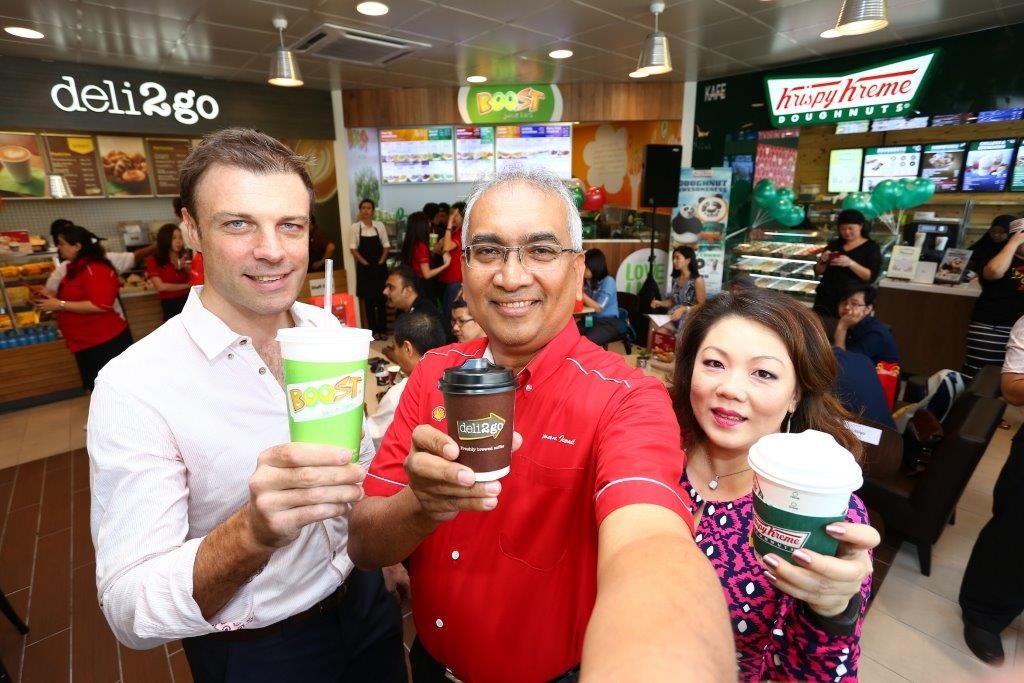 Image 3 - (L to R) - Nick Tiernan Datuk Azman Ismail and Ms  Yau Su Peng at the new Shell Select store at SH Shell Damansara Jaya station