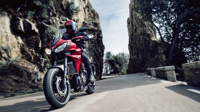 2016-Yamaha-MT07TR-EU-Radical-Red-Action-001