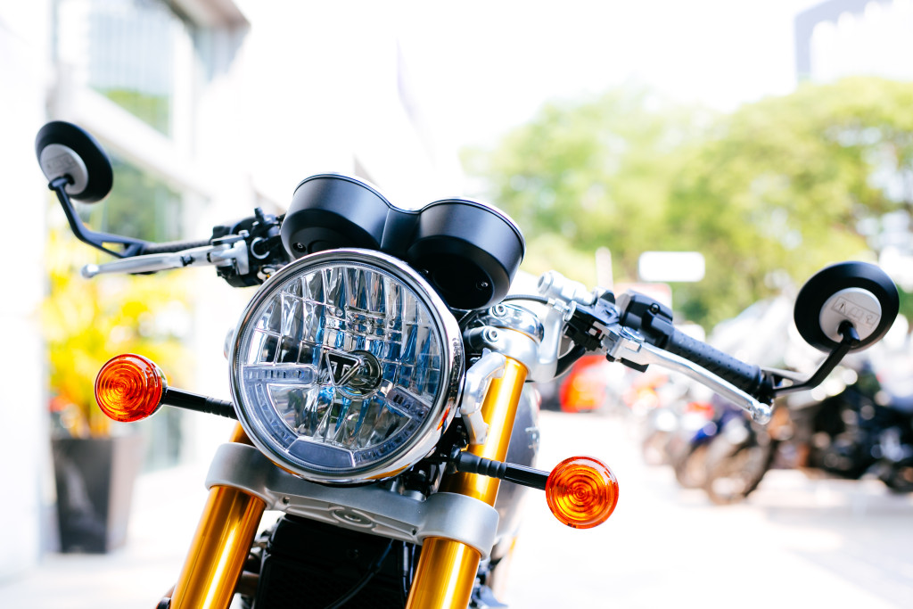 The round headlights of the Thruxton R are an obvious nod to bikes of the early 90s.