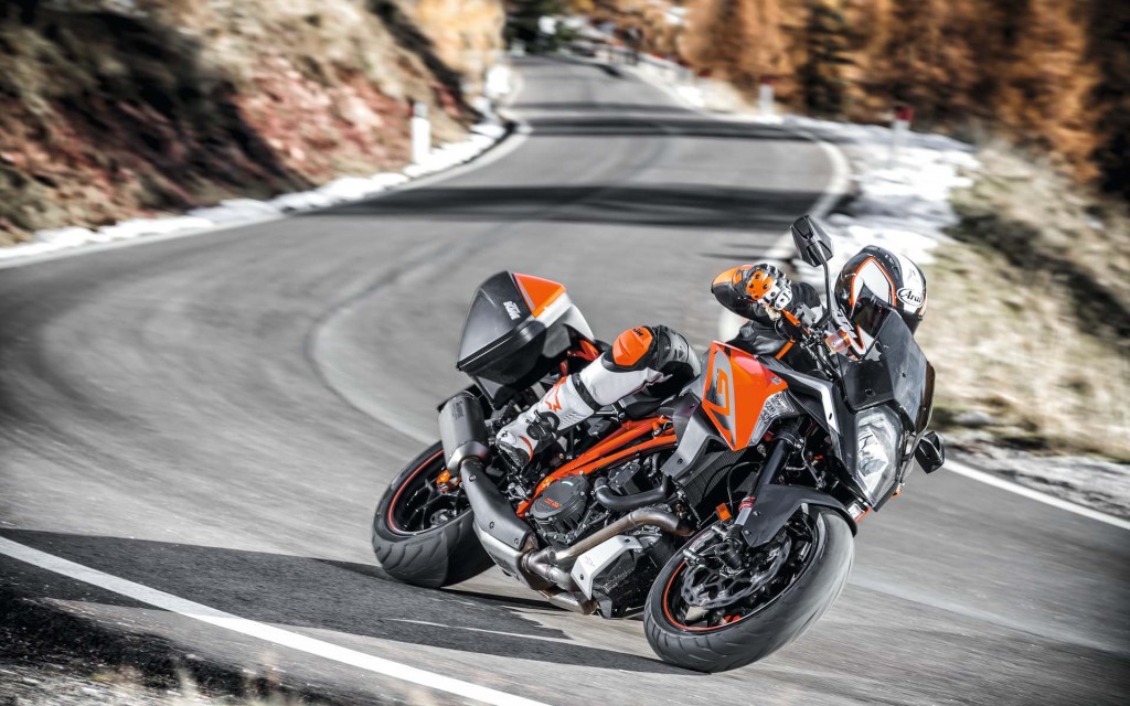 2016-KTM-1290-Super-Duke-GT-48