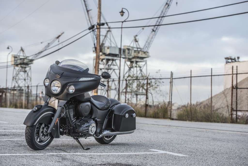 2016-indian-chieftain-dark-horse-is-a-neat-bagger-could-have-been-darker_19