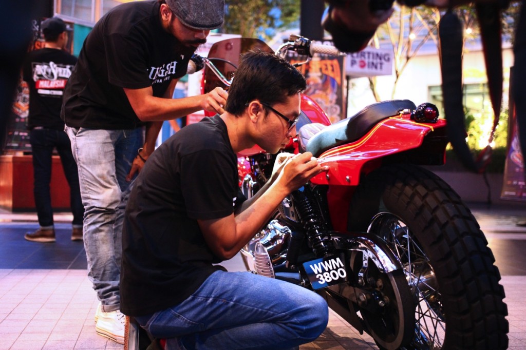 Danny Hacka, from Slingshot KL doing a live pinstripe demo on a Harley-Davidson Dyna Superglide