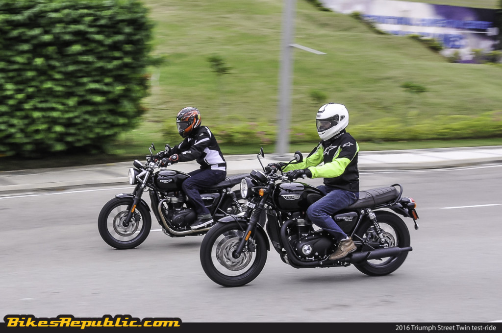 BR_Triumph_Street_Twin_Bonneville_T120Black_rolling_