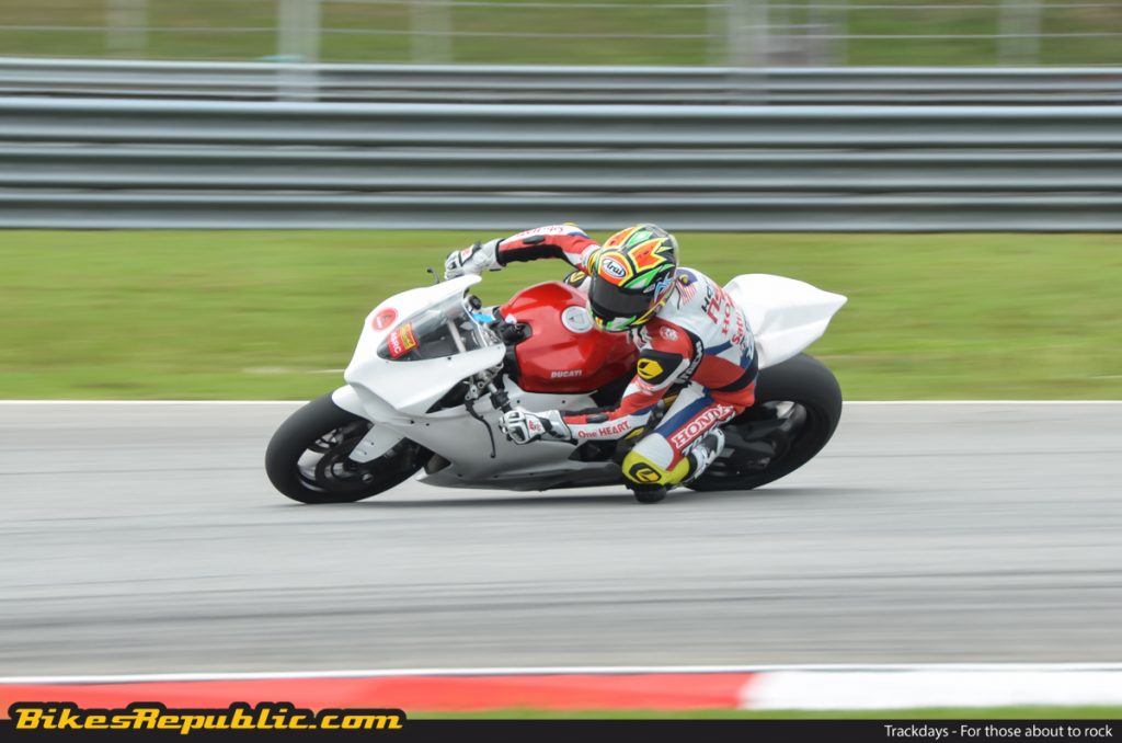 Even pro racers take on trackdays. Case in point here being national rider Azlan Shah Kamaruzaman.