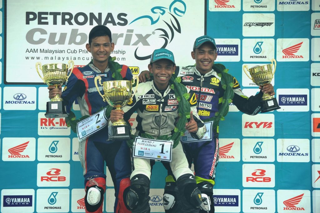 Podium WIRA, dari kiri - Md Qhuwarismi, Helmi dan Shafiq