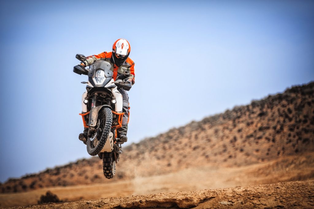 ktm-1090-adventure-r_action-01