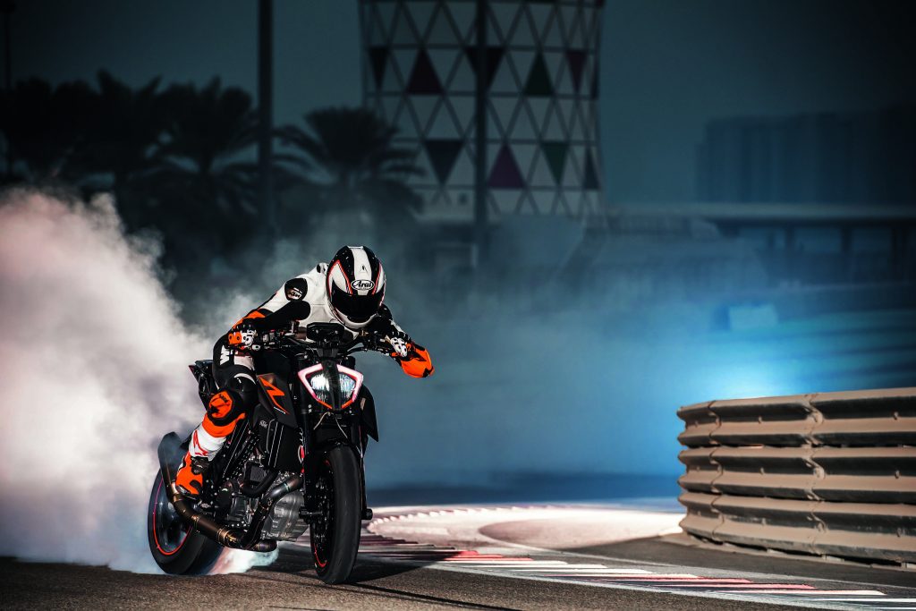 2017-ktm-1290-super-duke-r-action-03