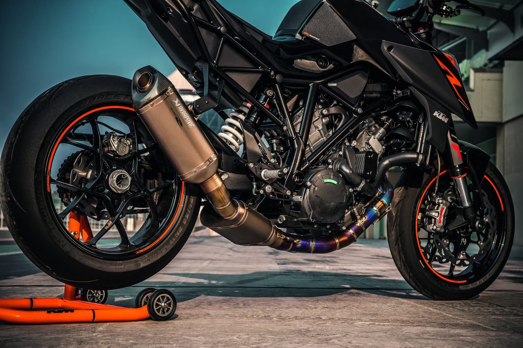 2017-ktm-1290-super-duke-r-static-07