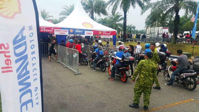 bikers-waiting-for-their-turn-for-oil-change-after-the-2016-shell-malays