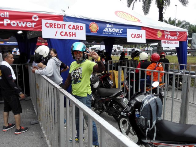 queuing-up-for-the-shell-advance-ride-thru-oil-change-service-at-the-201