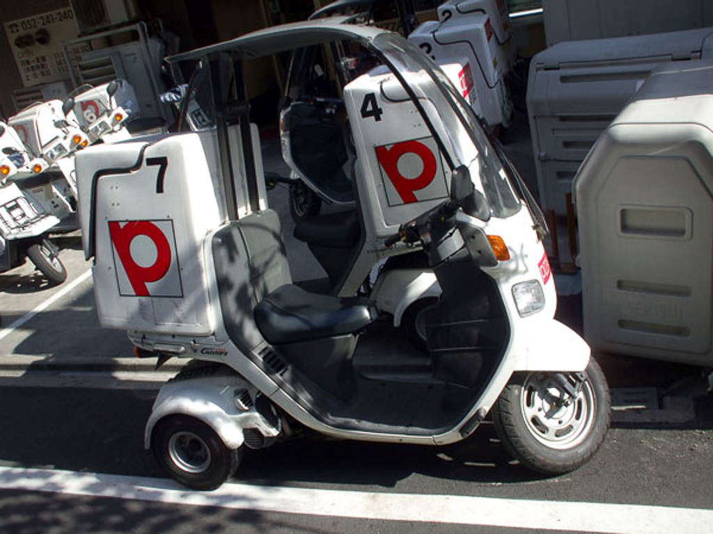 Скутер для доставки. Honda Gyro 2018. Трехколесный скутер Доминос пицца. Скутер для перевозки пиццы.