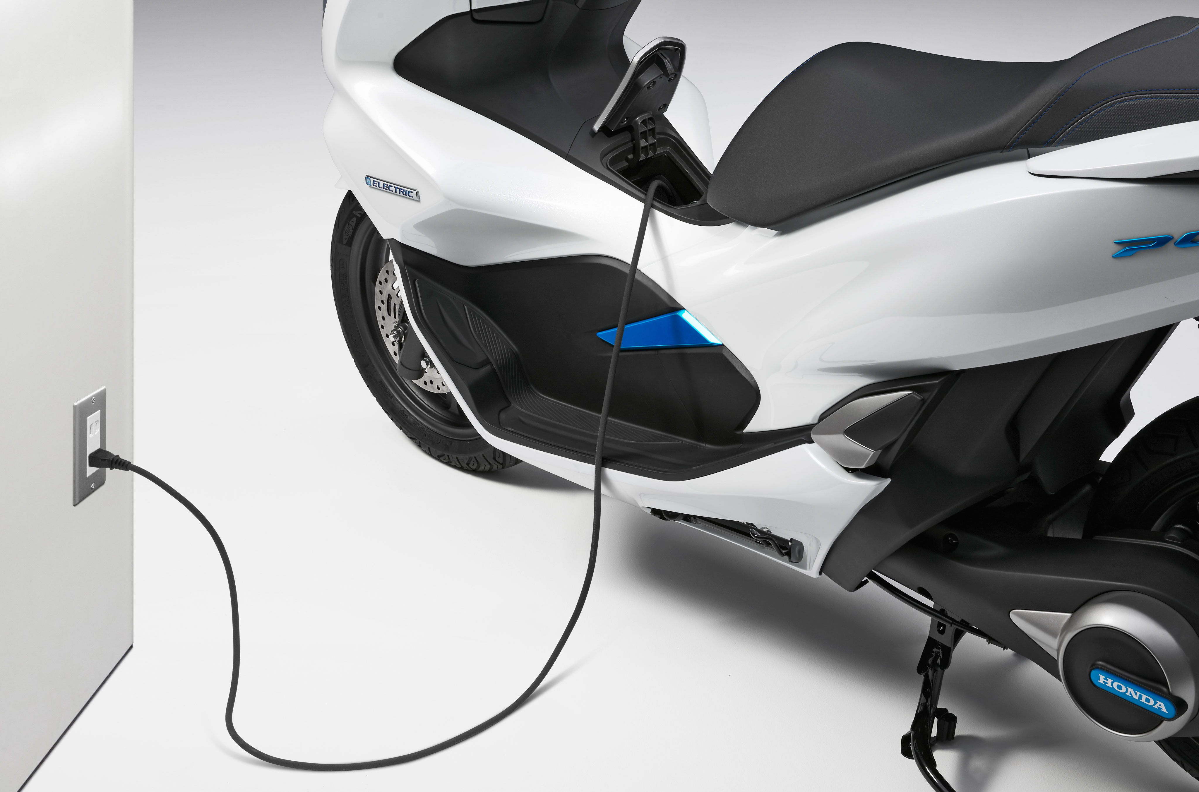 Honda PCX Electric and PCX Hybrid Unveiled - Motorcycle news ...