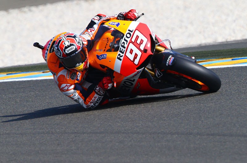 Marquez kneedown and elbow down - Courtesy of MotoGP.com ...